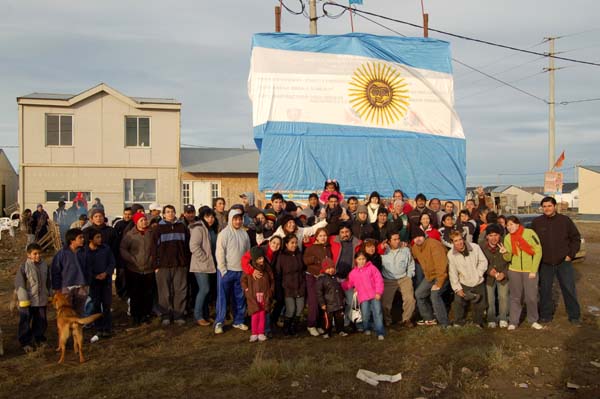 Los candidatos de la Lista 155 Ahora Tierra del Fuego realizaron una importante movilizacin en el barrio 15 de Octubre.