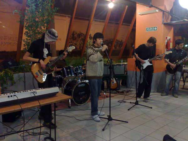 Decibeles: Gnero: Rock, con la voz de Agustn Grillo.