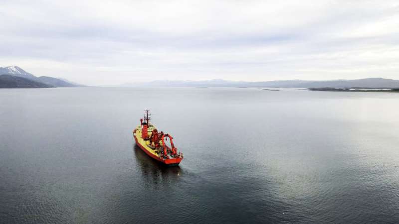 El buque oceanogrfico ARA Austral perteneciente al CONICET y operado por la Armada Argentina, dio por finalizada el pasado 20 de noviembre la primera campaa de investigacin al rea Marina Protegida (AMP) Yaganes. (Foto: Abel Sberna).