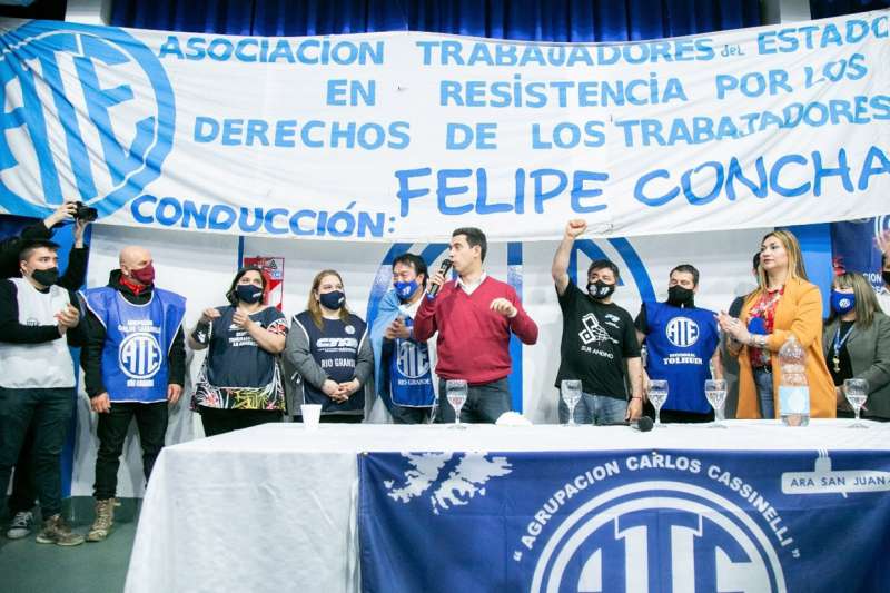 Estamos del mismo lado estamos en el camino en el que siempre tenemos que estar y donde siempre nos van a encontrar Juntos y Unidos, insisti Fernndez en la sede del gremio estatal.
