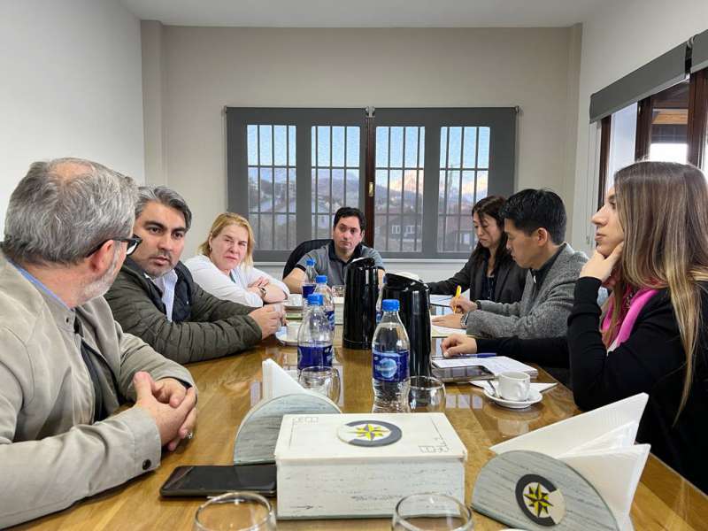 En la Cmara de Comercio de la ciudad de Ushuaia los visitantes fueron recibidos por la Comisin Directiva presidida por Claudia Fernndez (vicepresidente de CAME a nivel nacional) y diferentes sectores productivos de la capital provincial.