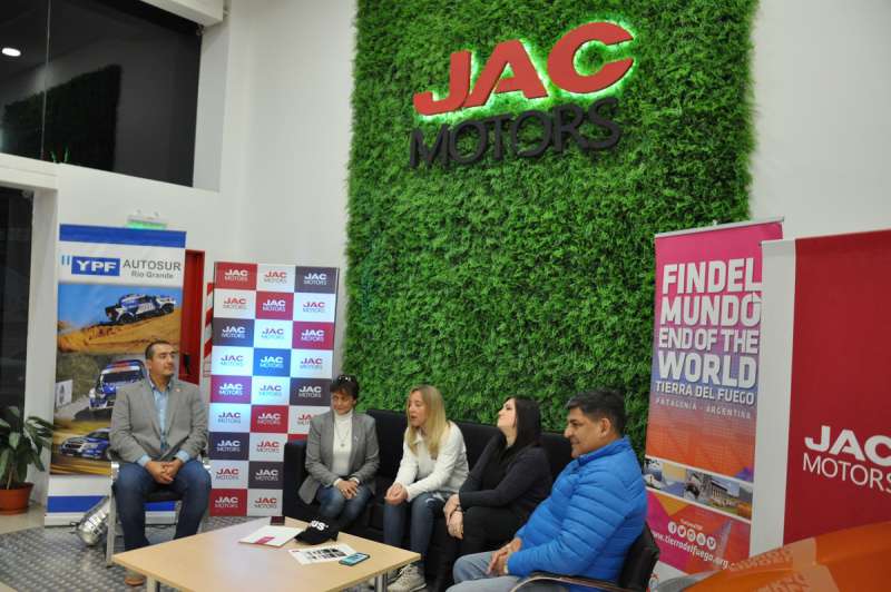 En las instalaciones de Concesionaria Jiantou S.A. de Chacra II, el Automvil Club Ro Grande, encabezada por su presidente y el vicepresidente, Mnica Cobin Bares y Martn Ibarra, present en conferencia de prensa a Nadia Cutro, quien comandar el Auto 0 en la apertura de la 46 Edicin del Gran Premio de la Hermandad, quien llevar como navegante a la piloto local Lorena Novillo.