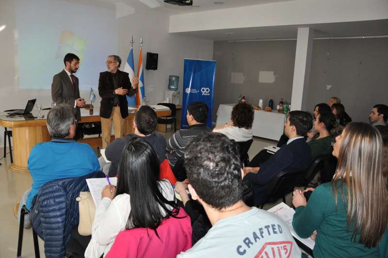 Dos especialistas en el tema, el Dr. Sebastin Sabene de la Universidad Notarial Argentina y el Agrimensor Rodolfo Origlia, fueron los disertantes en este seminario.
