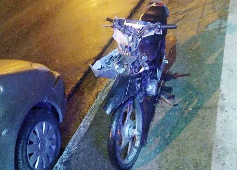 Colisin entre una moto y un vehculo dej a varios heridos