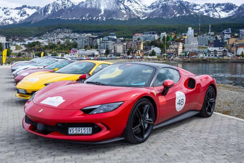 Los fueguinos desbordaron las ciudades para ver la caravana de Ferrari