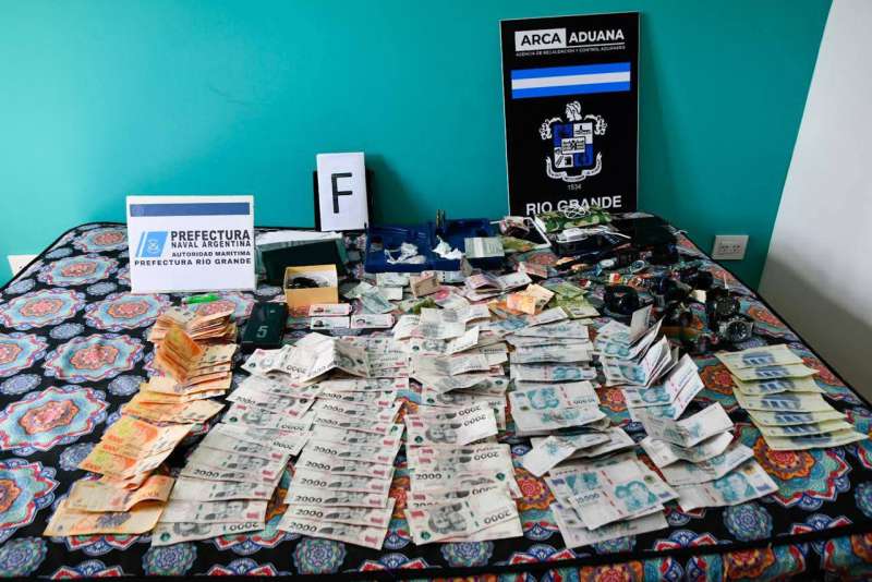 Prefectura incaut drogas, armas y detuvo a tres personas 