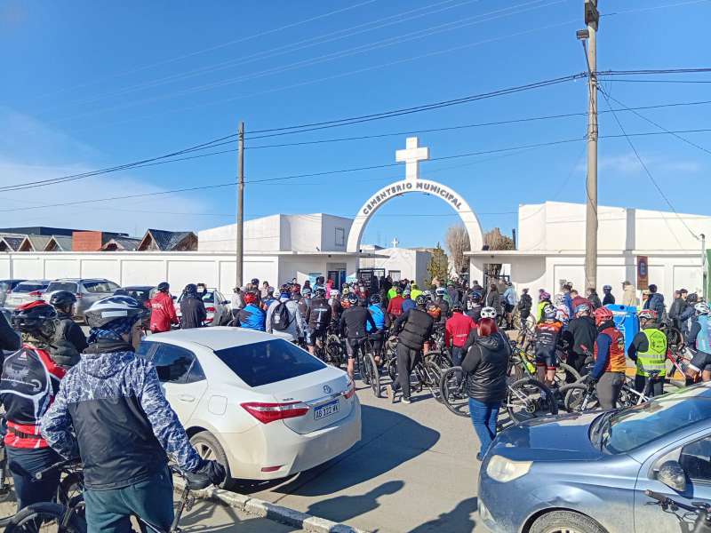 Cientos de ciclistas despidieron a Mariano Coronel, mientras el conductor de la camioneta fue excarcelado