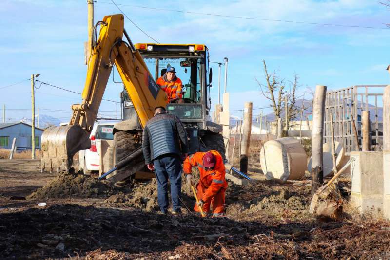 Inicia la colaboracin en las conexiones intralotes de agua y cloacas en Altos de la Montaa