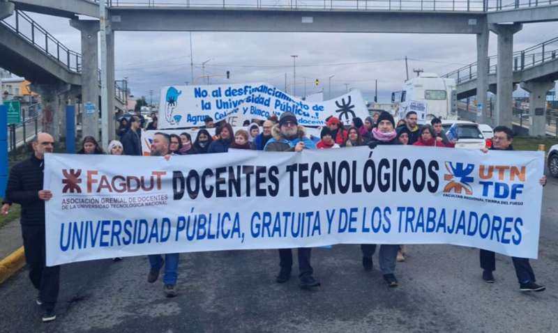 Docentes y no docentes rechazaron la extranjerizaci�n del territorio y los recursos naturales argentinos