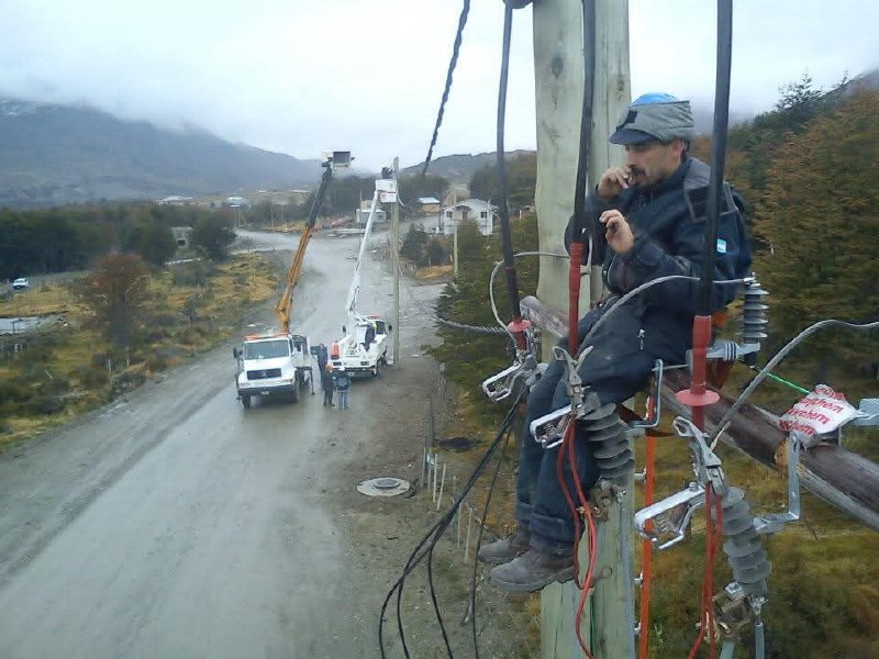 Los compaeros han decidido no tocar ninguna lnea energizada hasta que no sea reconocida la tarea peligrosa