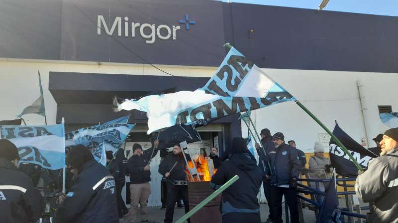Protesta frente a la planta de Iatec por la falta de supervisores