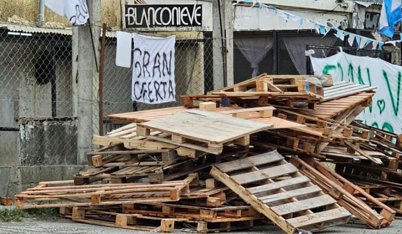 Trabajadores despedidos venden sus pertenencias para sostenerse y pagar deudas