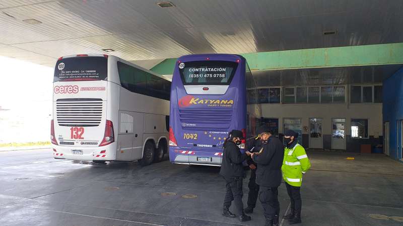 Dos colectivos con turistas varados en Ro Grande 