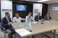 El gobierno de Tierra del Fuego e YPF firmaron la cesin oficial de reas hidrocarburferas a la provincia