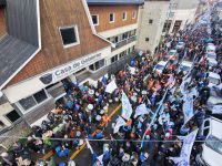 Una multitudinaria movilizaci�n de municipales reclam� por la coparticipaci�n