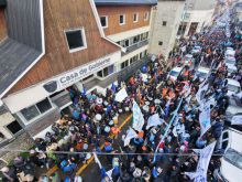 Una multitudinaria movilizaci�n de municipales reclam� por la coparticipaci�n