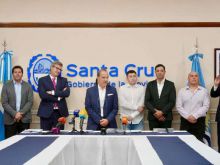 Santa Cruz firm la recuperacin de reas petroleras 