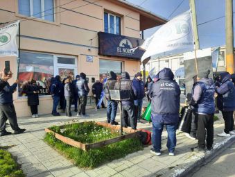 Protesta de mercantiles por salarios no abonados y despidos