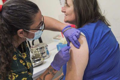 Iniciaron la campaa de vacunacin antigripal para adultos y adultas mayores